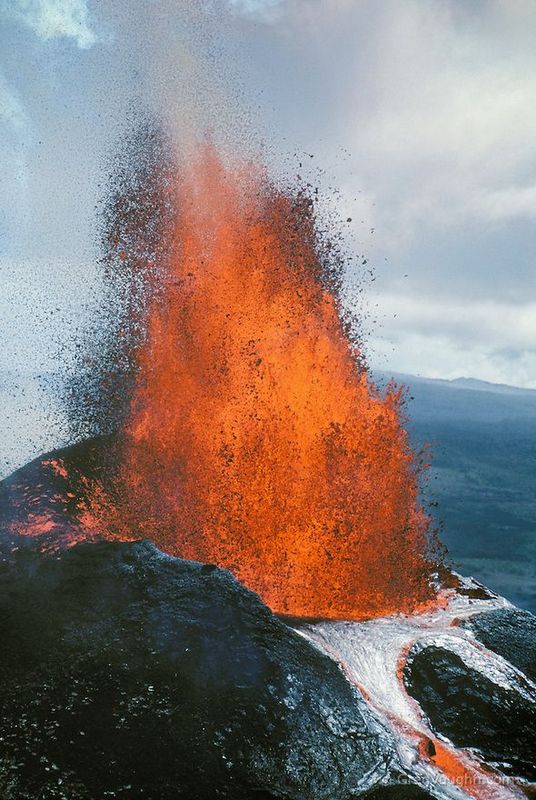 Reseña de Volcano Rising